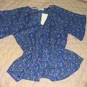 Super cute blue floral top!